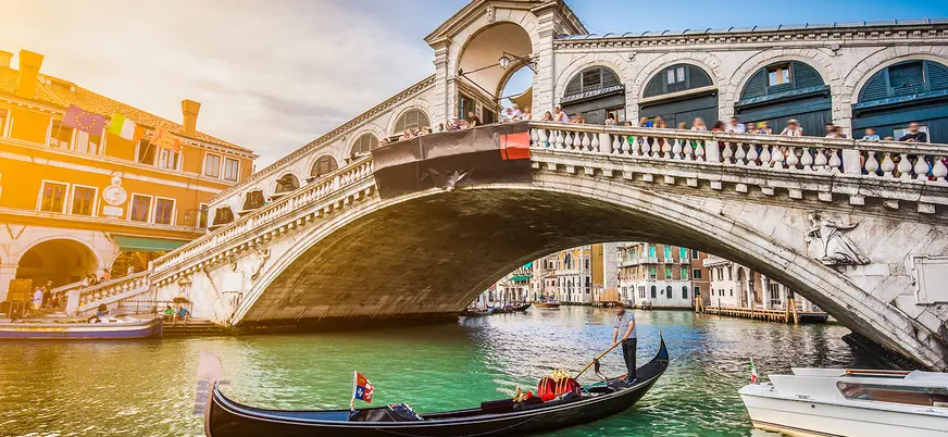 Puente de Rialto (Ponte di Rialto en italiano), el más antiguo de los cuatro puentes que cruzan el Gran Canal de Venecia, Italia