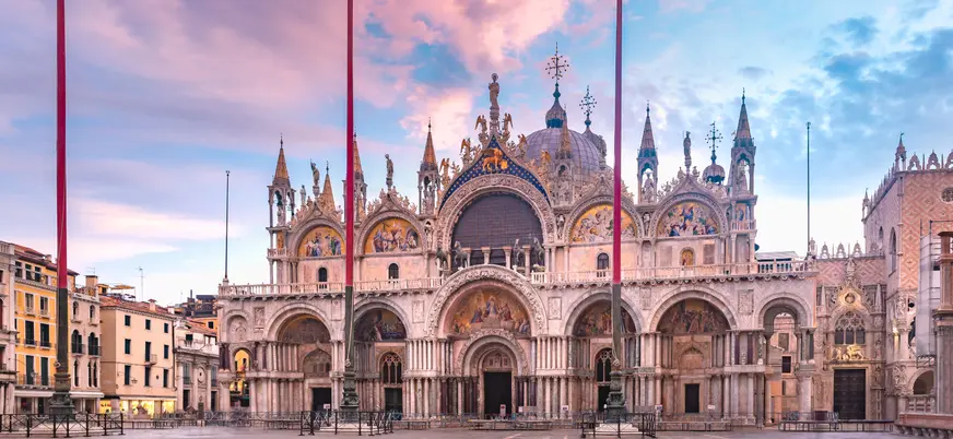 Fachada de la Basílica de San Marcos en la Plaza San Marcos de Venecia