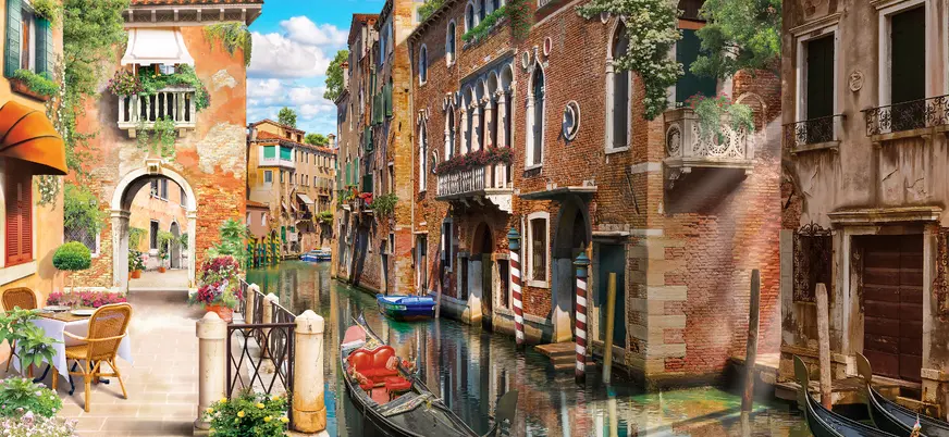Canal y fachadas tradicionales en el centro histórico de Venecia