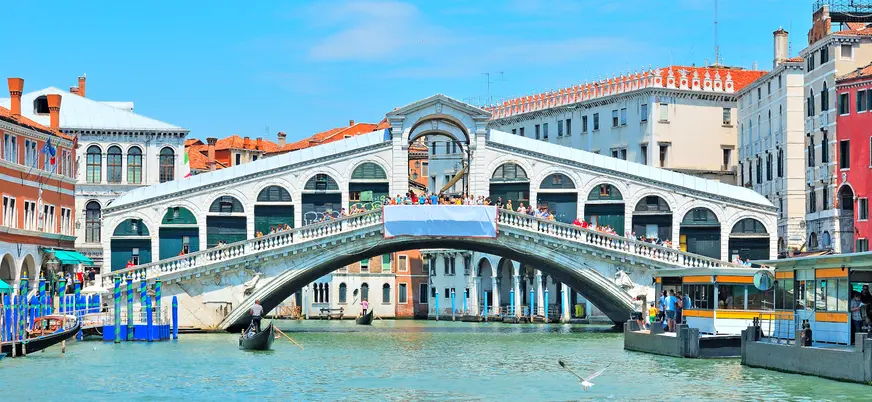 Puente de Rialto sobre el Gran Canal en el centro de Venecia