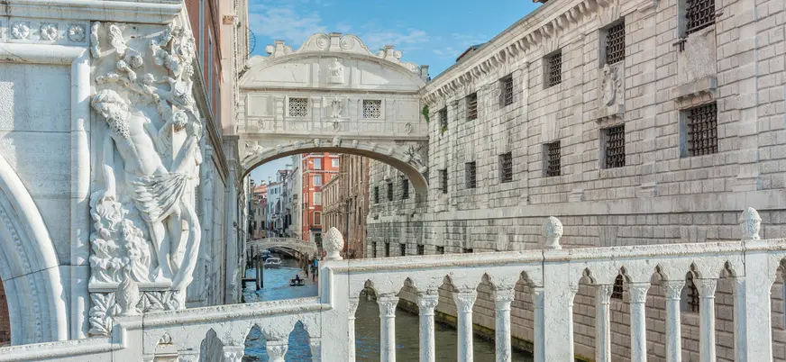 Puente de los Suspiros sobre los canales del centro histórico de Venecia