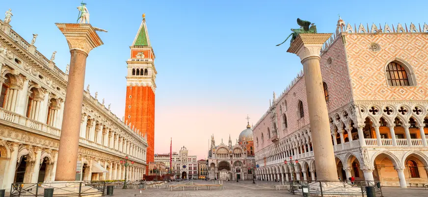 Campanario de San Marcos y Palacio Ducal en la Plaza San Marcos de Venecia