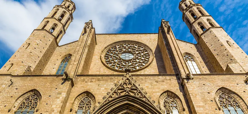 Fachada gótica de Santa María del Mar en Barcelona.