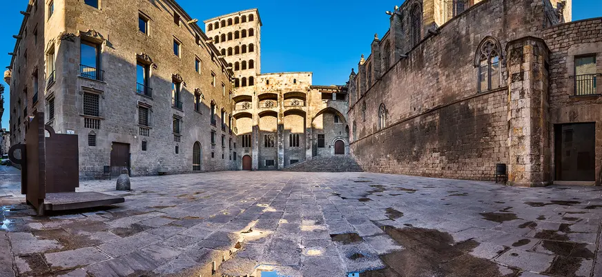 Plaza del Rey en Barcelona, enclave medieval ligado a la Catedral del Mar.