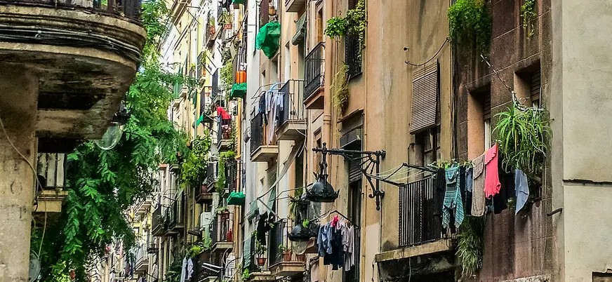 Calles estrechas del Barrio Gótico con balcones y ropa tendida