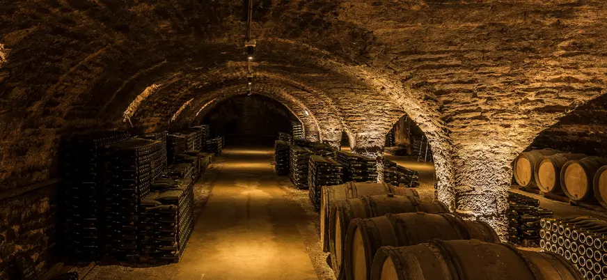 Bodega subterránea tradicional con barricas de vino