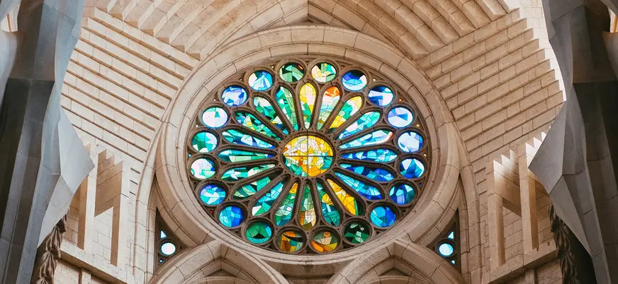 Tricromía en los vitrales de la Sagrada Familia en Barcelona.