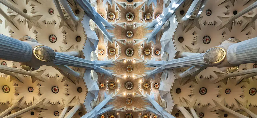 Bóvedas interiores de la Sagrada Familia en Barcelona con diseño parabólico.