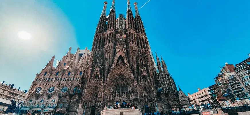 Fachada de la Sagrada Familia de Gaudí en Barcelona bajo cielo despejado.
