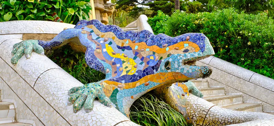 Salamandra de mosaico en la escalera monumental del Park Güell de Barcelona