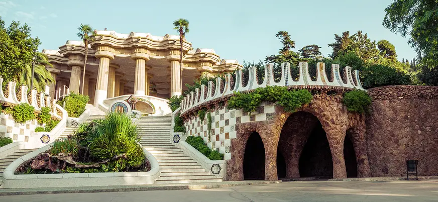 Escalinata monumental y Sala Hipòstila del Park Güell en Barcelona