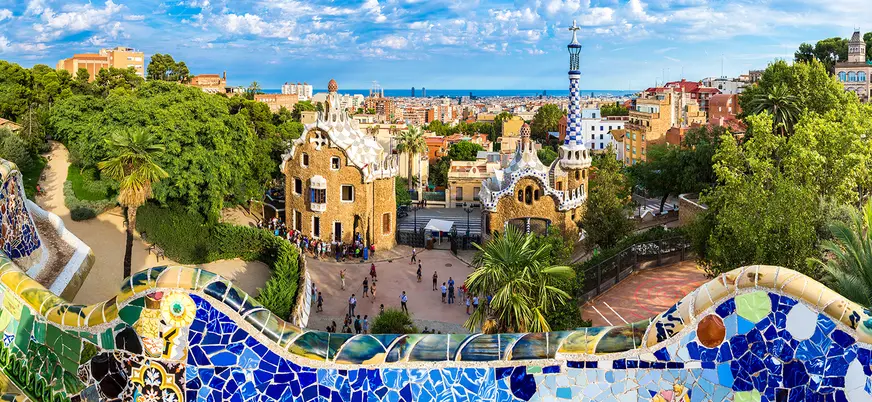 Vista panorámica del Park Güell con las casas modernistas y Barcelona al fondo