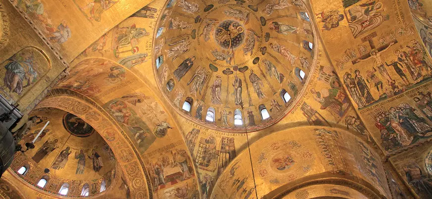 Cúpulas con mosaicos dorados en el interior de la Basílica de San Marcos, Venecia