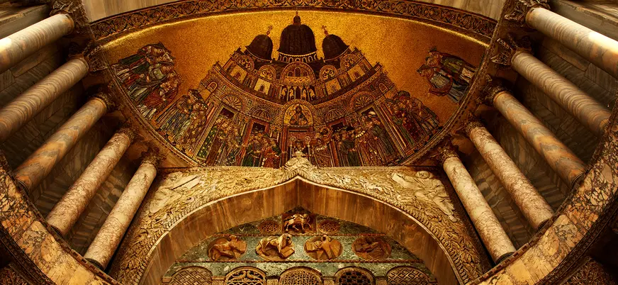 Mosaicos bizantinos dorados en el interior de la Basílica de San Marcos, Venecia