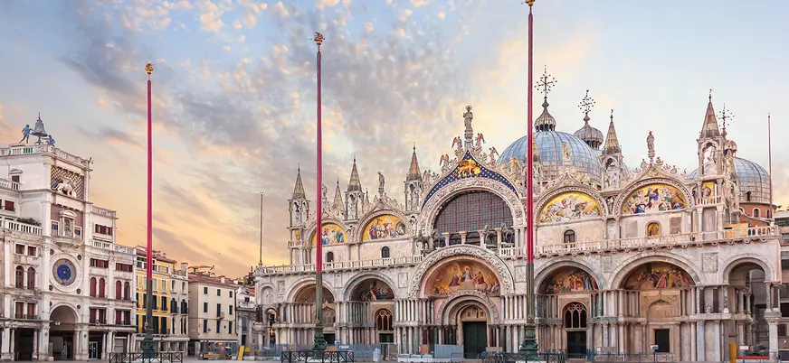 Catedral de San Marcos al amanecer en la Plaza de San Marcos, Venecia