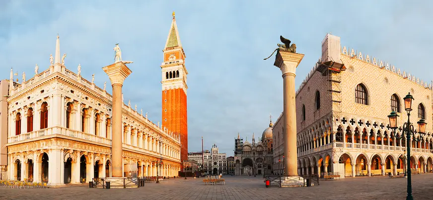 Plaza de San Marcos al amanecer con el Campanile y el Palacio Ducal en Venecia