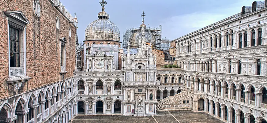 Patio interior del Palacio Ducal con vistas a la Basílica de San Marcos en Venecia