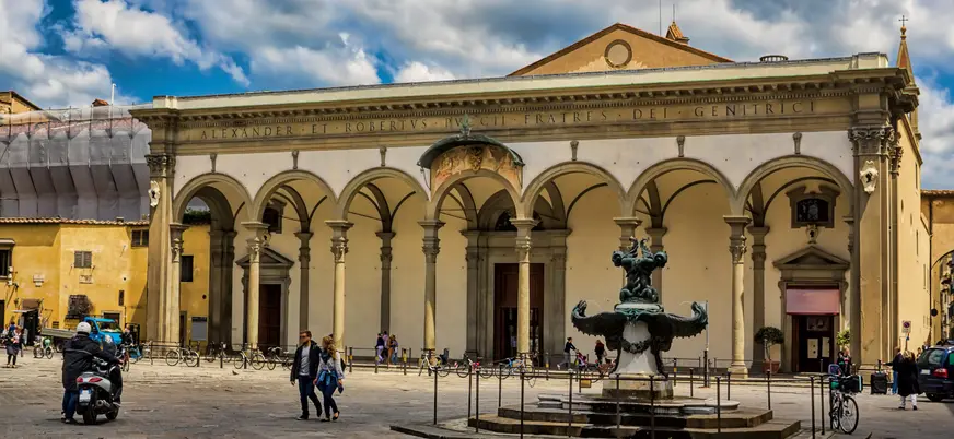 Fachada del Duomo de Florencia con su cúpula y detalles arquitectónicos.