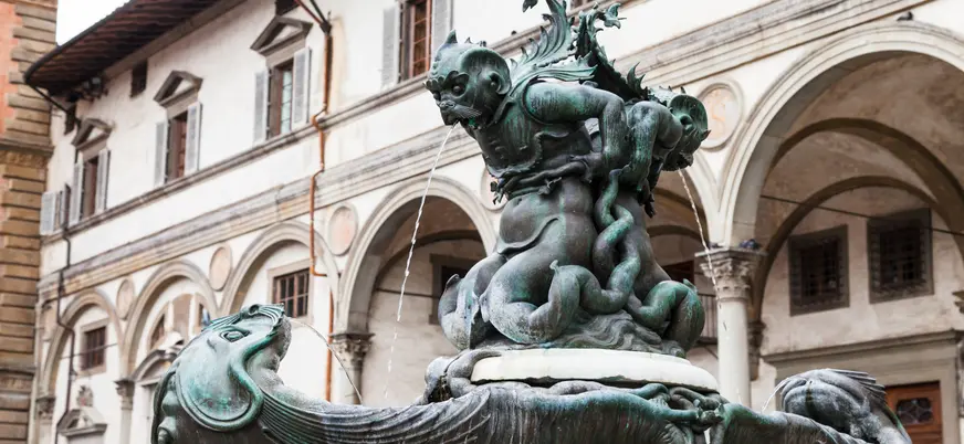 Fuente de bronce con figura mitológica en Florencia.
