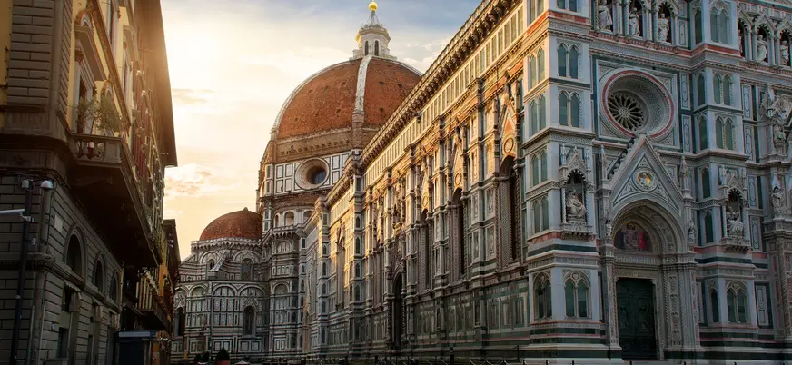 Fachada del Duomo de Florencia con su cúpula y detalles arquitectónicos.