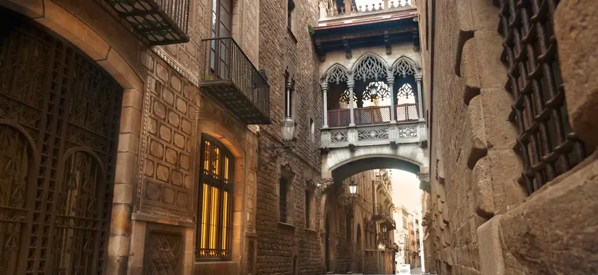 Calle del Barrio Gótico de Barcelona con el célebre Puente del Obispo