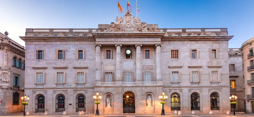 Fachada del Ayuntamiento de Barcelona en la Plaça Sant Jaume