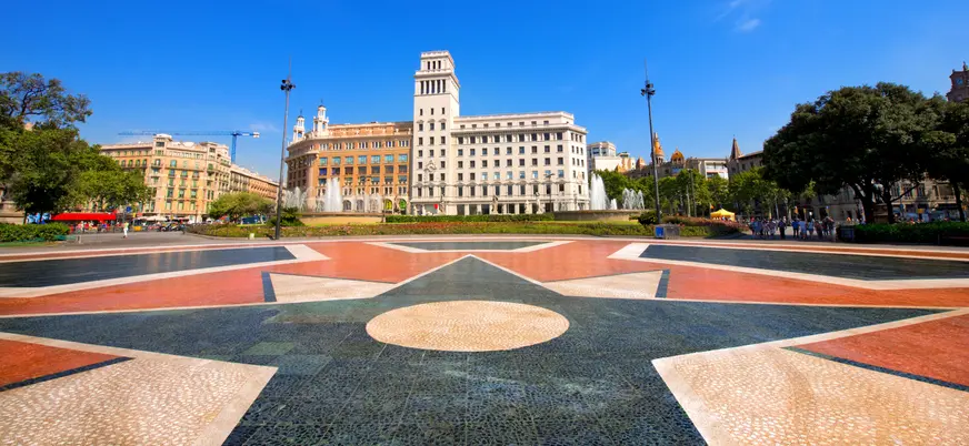 Plaza de Cataluña en Barcelona con sus fuentes y edificios icónicos.