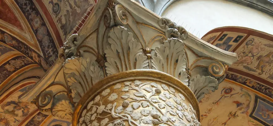 Capitel decorado en el patio del Palacio Vecchio, Florencia.