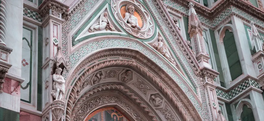 Detalle ornamental de la fachada del Duomo de Florencia.