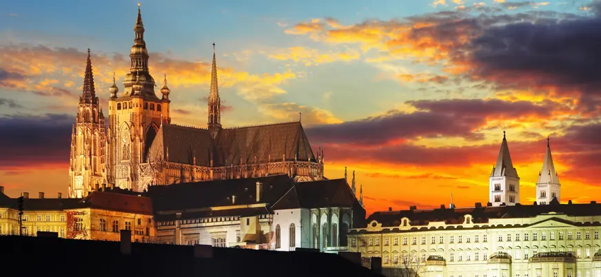 Castillo de Praga con la Catedral de San Vito iluminado al atardecer en Praga.