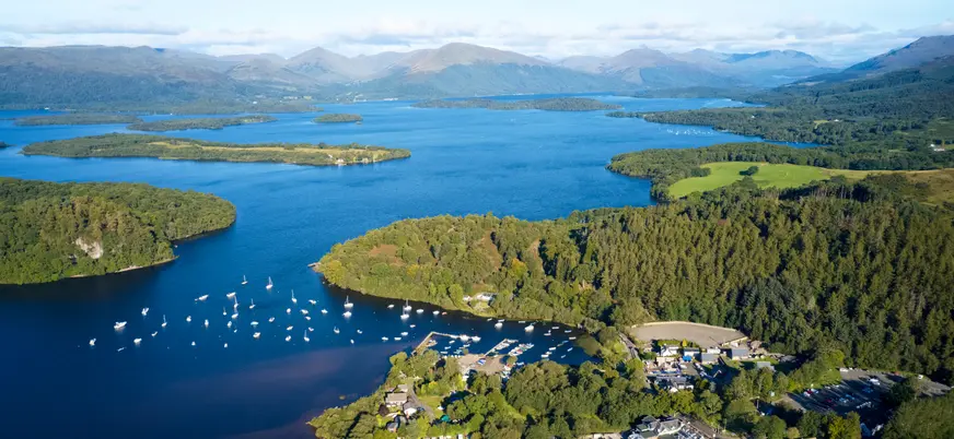 Lago Lomond, el lago más grande del Reino Unido situado en Balloch