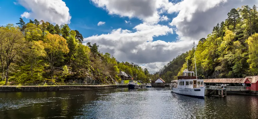 Loch Katrine, un pintoresco lago de agua dulce ubicado en el corazón del Parque Nacional Loch Lomond & The Trossachs 