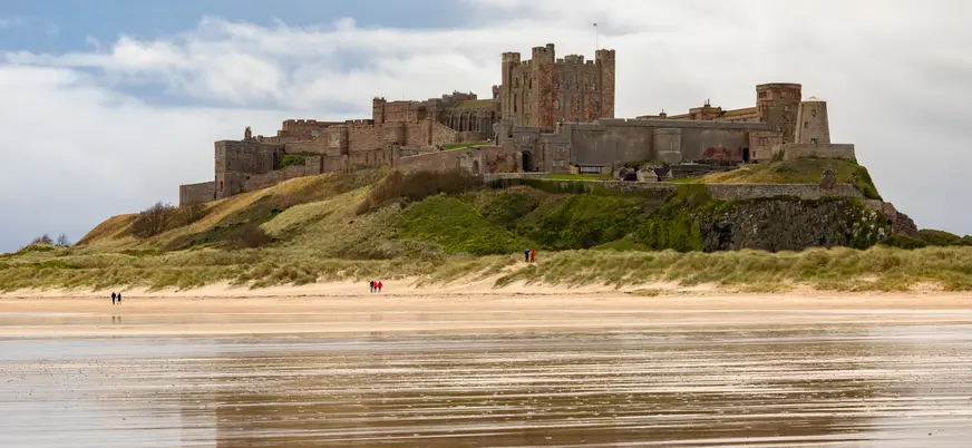El castillo de Bamburgh sobre la playa de arena blanca del Mar del Norte