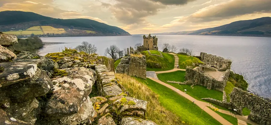 Castillo de Urquhart a orillas del Lago Ness