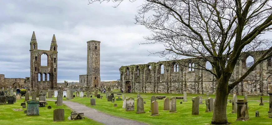 Restos de lo que fue el interior de la catedral de Saint Andrews