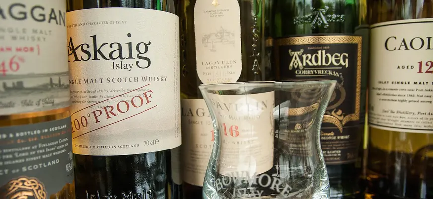 Botellas de destilados escoceses