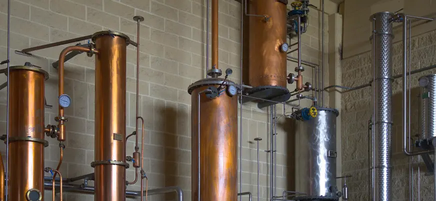 Alambiques industriales, utilizados para la destilación Whisky