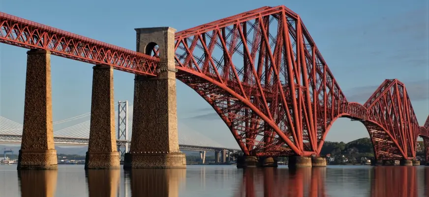 Puente del ferrocarril en South Queenferry en el Fiordo del Forth