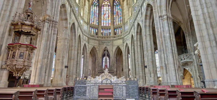 Interior de la Catedral de San Vito con vidrieras en el Castillo de Praga.