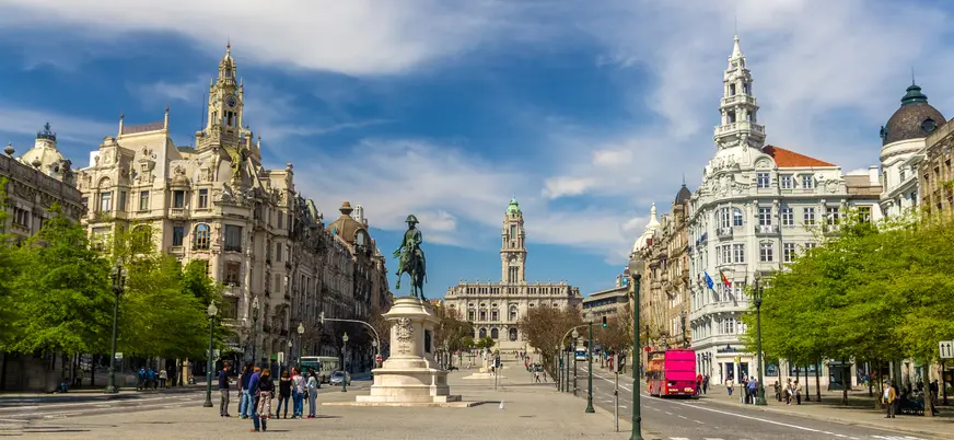 Avenida dos Aliados de Oporto con el Ayuntamiento al fondo en un día despejado.