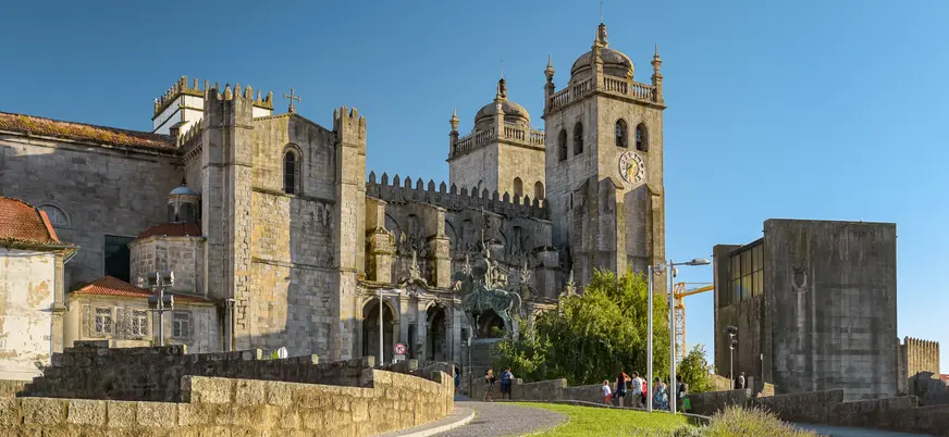 Fachada de la Sé de Oporto, la catedral histórica de la ciudad bajo cielo despejado.