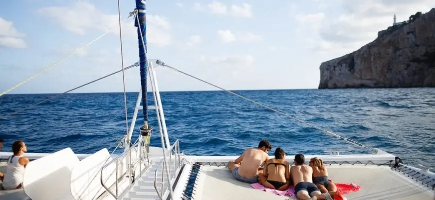 Pasajeros relajándose en el catamarán durante un paseo por la costa de Valencia.