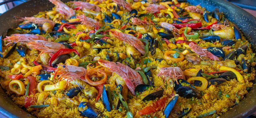 Paella marinera preparada a bordo del catamarán durante el paseo en Valencia.