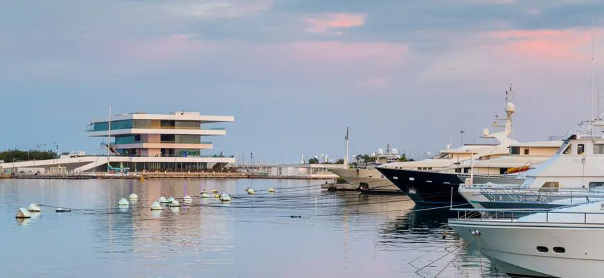 Zarpamos desde la Marina de Valencia para un día en el mar a bordo del catamarán.