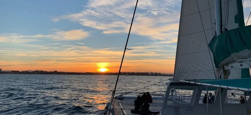Puesta de sol desde catamarán en la costa de Valencia