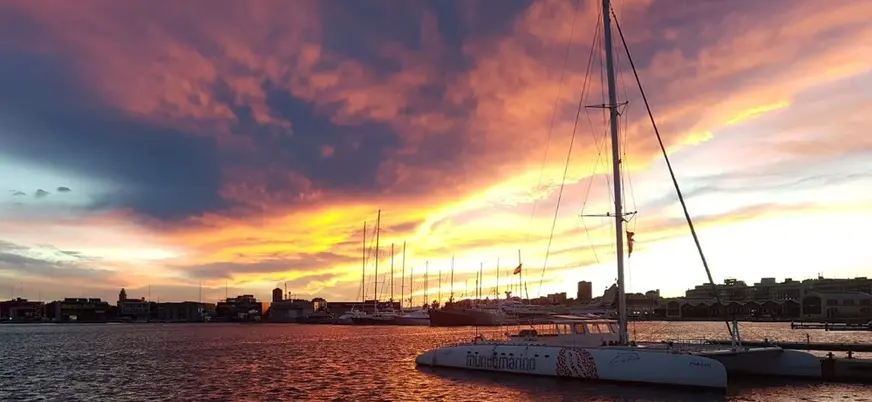 Catamarán al atardecer en el puerto de Valencia