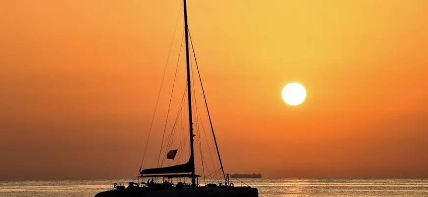 Catamarán al atardecer en la costa de Valencia