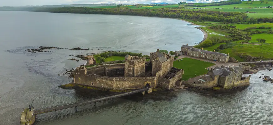 Castillo de Blackness, una fortaleza histórica escocesa ubicada en la costa sur del estuario del río Forth. 