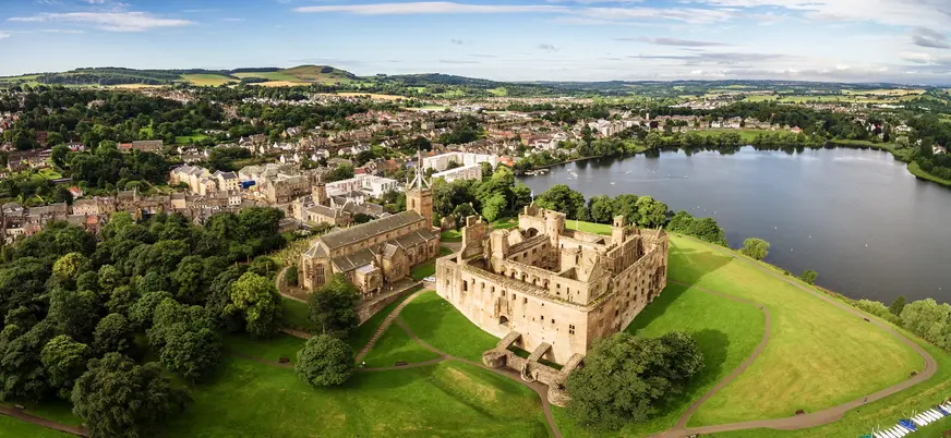 Palacio de Linlithgrow rodeado de jardines y un lago