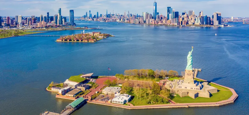 Estatua de la Libertad y Ellis Island con skyline de Nueva York